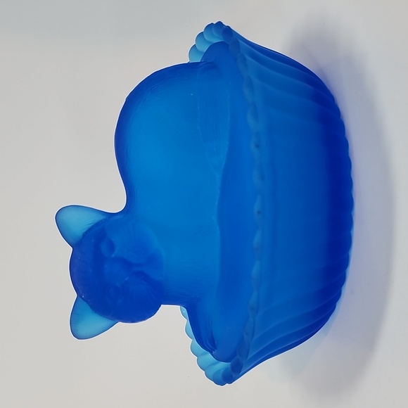 VINTAGE WESTMORELAND FROSTED BLUE SATIN GLASS CAT IN BASKET CANDY DISH - Picture 1 of 15